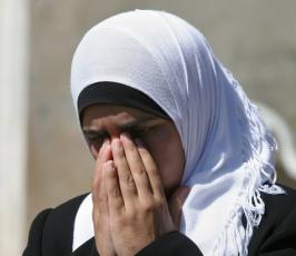 بالصور : الأسيرة المحررة إحسان دبابسة التي رقص وغنى حولها جنود الاحتلال