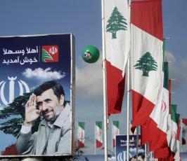 بالصور : صور الرئيس الإيراني محمود احمدي نجاد تُزين الجنوب اللبناني