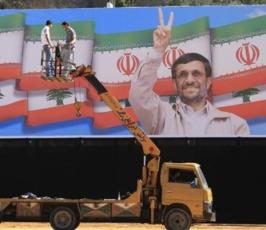 بالصور : صور الرئيس الإيراني محمود احمدي نجاد تُزين الجنوب اللبناني