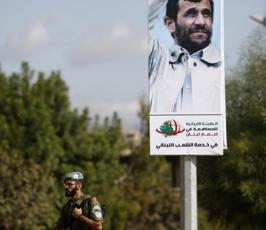 بالصور : صور الرئيس الإيراني محمود احمدي نجاد تُزين الجنوب اللبناني