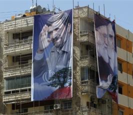 بالصور : صور الرئيس الإيراني محمود احمدي نجاد تُزين الجنوب اللبناني