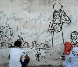 بالصور:: شباب غزيون يرسمون على جدران غزة بيوم التراث الفلسطينى