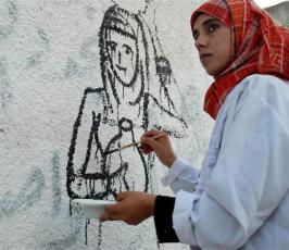 بالصور:: شباب غزيون يرسمون على جدران غزة بيوم التراث الفلسطينى