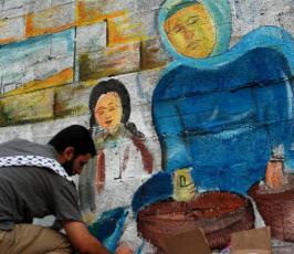 بالصور:: شباب غزيون يرسمون على جدران غزة بيوم التراث الفلسطينى