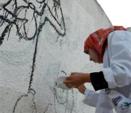بالصور:: شباب غزيون يرسمون على جدران غزة بيوم التراث الفلسطينى