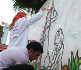 بالصور:: شباب غزيون يرسمون على جدران غزة بيوم التراث الفلسطينى