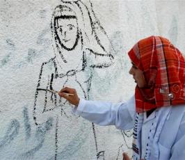 بالصور:: شباب غزيون يرسمون على جدران غزة بيوم التراث الفلسطينى