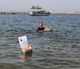 بالصور أطفال غزة يرسلون رسائل الى العالم بواسطة سفن ورقية
