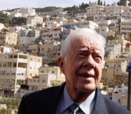 بالصور : كارتر ومجموعة الحكماء يلتقون أهالي سلوان في القدس 