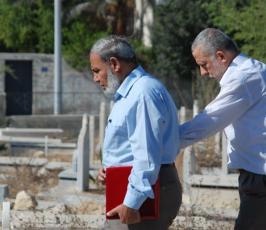 بالصور: مزج تراب شهداء إسطول الحرية فى إسطنبول مع شهداء غزة بمقبرة الشيخ رضوان