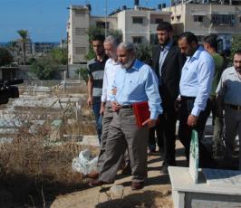 بالصور: مزج تراب شهداء إسطول الحرية فى إسطنبول مع شهداء غزة بمقبرة الشيخ رضوان