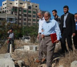 بالصور: مزج تراب شهداء إسطول الحرية فى إسطنبول مع شهداء غزة بمقبرة الشيخ رضوان