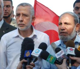 بالصور: مزج تراب شهداء إسطول الحرية فى إسطنبول مع شهداء غزة بمقبرة الشيخ رضوان