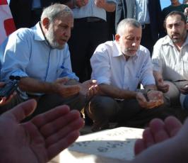 بالصور: مزج تراب شهداء إسطول الحرية فى إسطنبول مع شهداء غزة بمقبرة الشيخ رضوان