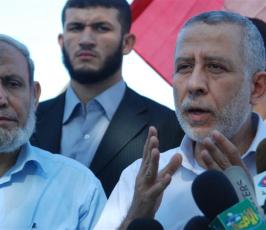 بالصور: مزج تراب شهداء إسطول الحرية فى إسطنبول مع شهداء غزة بمقبرة الشيخ رضوان