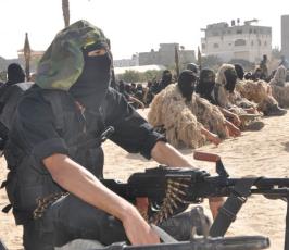 بالصور :سرايا القدس تنظم عرضاً عسكرياً في مدينتي رفح وخانيونس