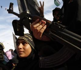 بالصور:عشرات الآلاف من شيوخ ونساء وأطفال قطاع غزة إحتشدوا لنصرة الشهيد القائد فتحى الشقاقى بالذكرى ال15 على إستشهاده