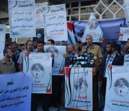 بالصور إعتصام للصحافيين بغزة إحتجاجاً على اعتقال أجهزة السلطة لصحفي من فضائية القدس 