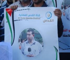 بالصور إعتصام للصحافيين بغزة إحتجاجاً على اعتقال أجهزة السلطة لصحفي من فضائية القدس 