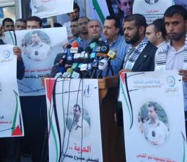 بالصور إعتصام للصحافيين بغزة إحتجاجاً على اعتقال أجهزة السلطة لصحفي من فضائية القدس 