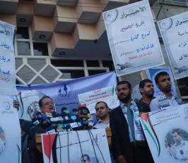 بالصور إعتصام للصحافيين بغزة إحتجاجاً على اعتقال أجهزة السلطة لصحفي من فضائية القدس 