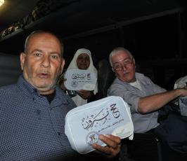 بالصور: حركة الجهاد الإسلامى بغزة توزع هدايا لحجاج بيت الله الحرام