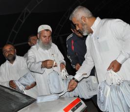 بالصور: حركة الجهاد الإسلامى بغزة توزع هدايا لحجاج بيت الله الحرام