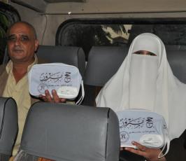 بالصور: حركة الجهاد الإسلامى بغزة توزع هدايا لحجاج بيت الله الحرام