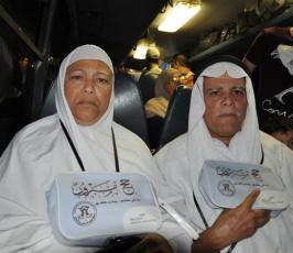 بالصور: حركة الجهاد الإسلامى بغزة توزع هدايا لحجاج بيت الله الحرام