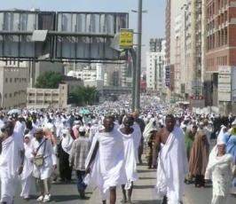 بالصور : ملايين من المسلمين يزحفون للصلاة في الحرم المكي 