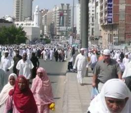 بالصور : ملايين من المسلمين يزحفون للصلاة في الحرم المكي 