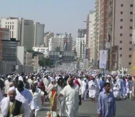 بالصور : ملايين من المسلمين يزحفون للصلاة في الحرم المكي 