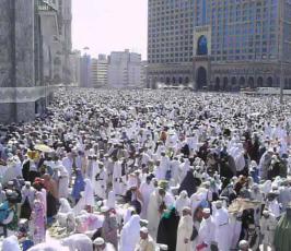 بالصور : ملايين من المسلمين يزحفون للصلاة في الحرم المكي 