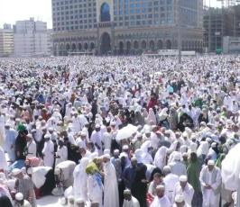 بالصور : ملايين من المسلمين يزحفون للصلاة في الحرم المكي 