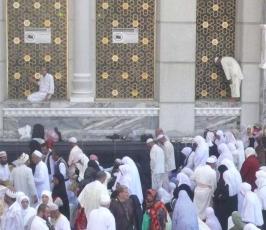 بالصور : ملايين من المسلمين يزحفون للصلاة في الحرم المكي 
