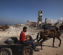 بالصور: عمال فلسطينيون يقومون بإعادة تصنيع حديد البناء بغزة