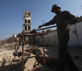 بالصور: عمال فلسطينيون يقومون بإعادة تصنيع حديد البناء بغزة