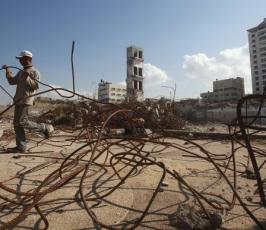 بالصور: عمال فلسطينيون يقومون بإعادة تصنيع حديد البناء بغزة