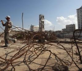 بالصور: عمال فلسطينيون يقومون بإعادة تصنيع حديد البناء بغزة