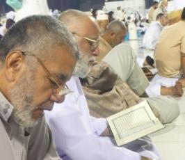 بالصور : مصلون يقرءون القرآن في الحرم المكي بعد صلاة الفجر  