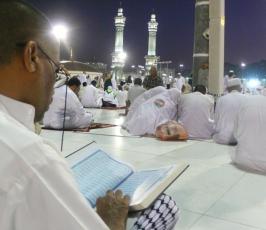 بالصور : مصلون يقرءون القرآن في الحرم المكي بعد صلاة الفجر  