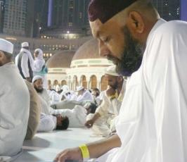 بالصور : مصلون يقرءون القرآن في الحرم المكي بعد صلاة الفجر  