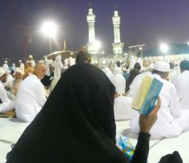 بالصور : مصلون يقرءون القرآن في الحرم المكي بعد صلاة الفجر  