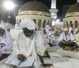 بالصور : مصلون يقرءون القرآن في الحرم المكي بعد صلاة الفجر  