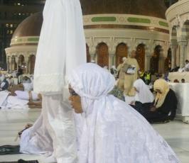 بالصور : مصلون يقرءون القرآن في الحرم المكي بعد صلاة الفجر  