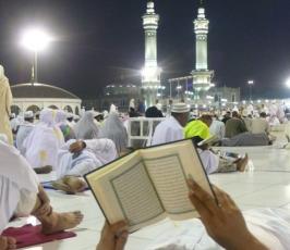 بالصور : مصلون يقرءون القرآن في الحرم المكي بعد صلاة الفجر  