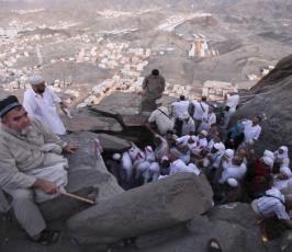 بالصور : ما أجمل الدعاء من داخل « غار حراء » فوق جبل النور