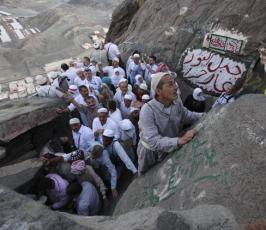 بالصور : ما أجمل الدعاء من داخل « غار حراء » فوق جبل النور