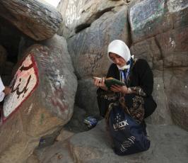 بالصور : ما أجمل الدعاء من داخل « غار حراء » فوق جبل النور