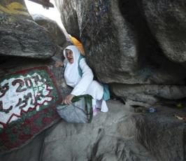 بالصور : ما أجمل الدعاء من داخل « غار حراء » فوق جبل النور